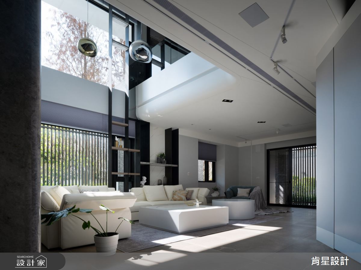 白派的獨棟別墅弧形牆面與光影扶梳，讓現代風既靈動而寧靜