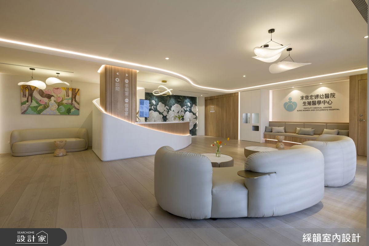 婦幼醫院生殖中心以木質與微水泥完成療癒系空間，為院所注入希望與溫柔