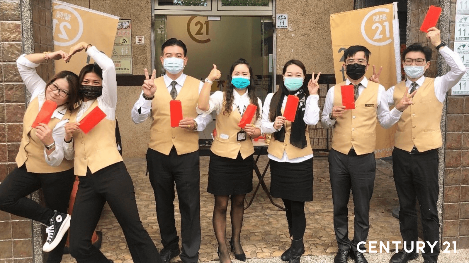 陳子淇（左2）在同事眼中是少根筋、愛開玩笑的開心果，平時總是給人樂觀開朗的印象。（圖片來源-21世紀不動產）