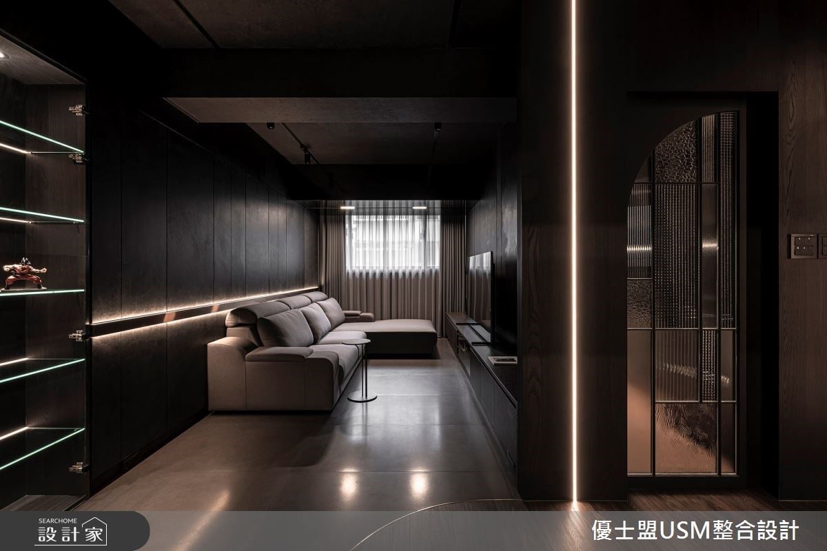 老屋翻新，化身大膽暗黑系風格，公仔牆搭配燈光計劃，獨享都會男子現代居所