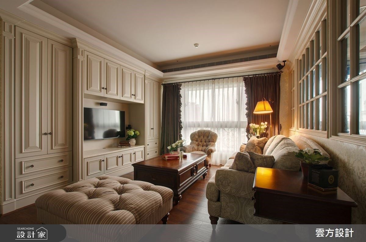 入住質樸愜意的英法古典宅，書房玻璃格窗引入充沛日光與四季更迭