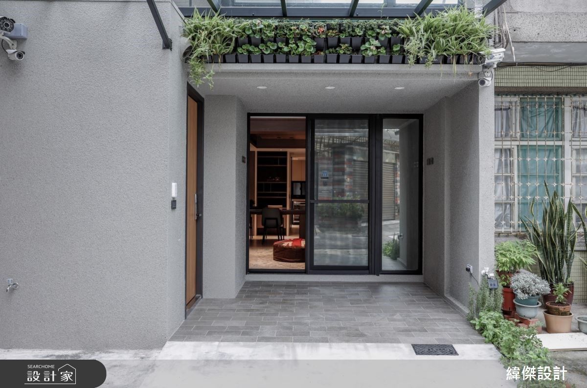 開一座天井把陽光、空氣與綠意帶入生活裡！在透天別墅裡感受陽光普照與...