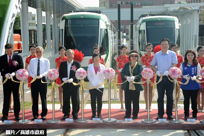 高雄輕軌全線通車　十月底前還免費！