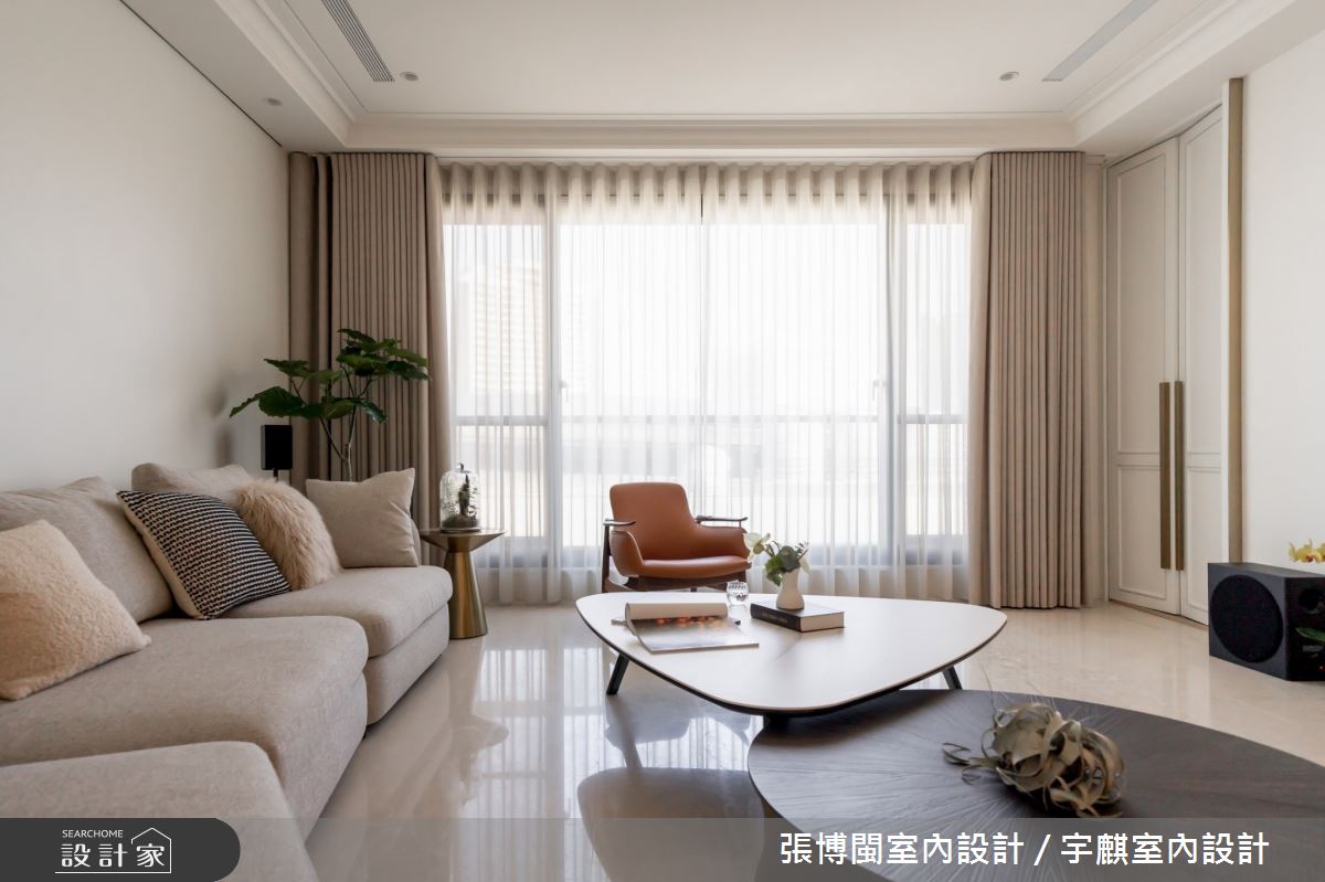 住在從雜誌走出來的經典白美式風！木百葉、線板與玻璃格櫃，佈局異國質...