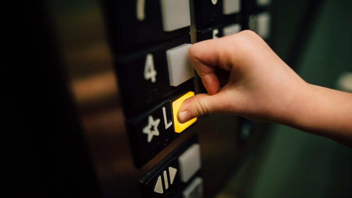 住戶不繳維護費！泥作師傅見「電梯1公告」心驚 勸少碰這款房