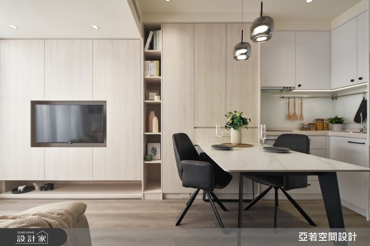 令人怦然心動的小宅改造術！12 坪老屋在電視櫃整合大型儲物櫃，浴室位移...