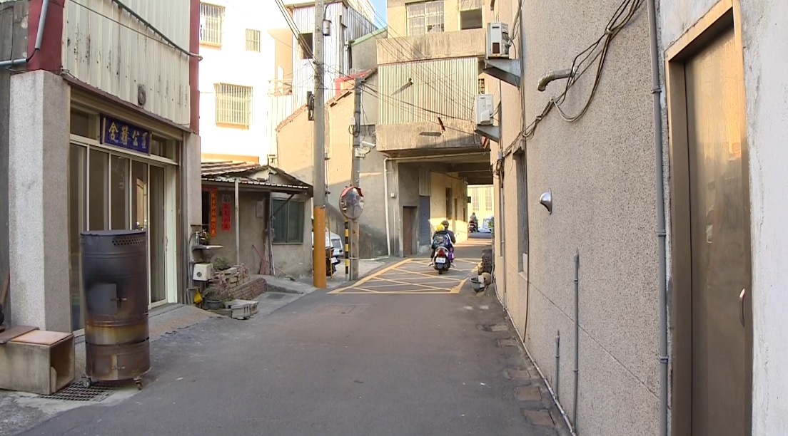 獨／房子底下是馬路 都市驚見「蹦康厝」奇景