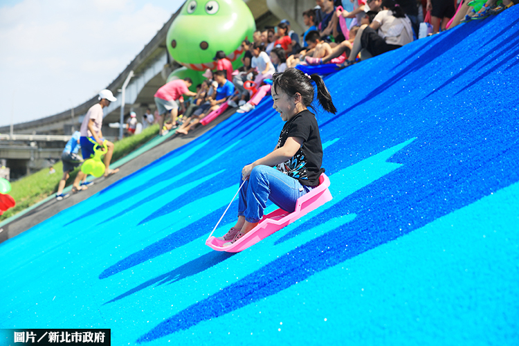 新北大都會公園 瀑布滑草場啟用
