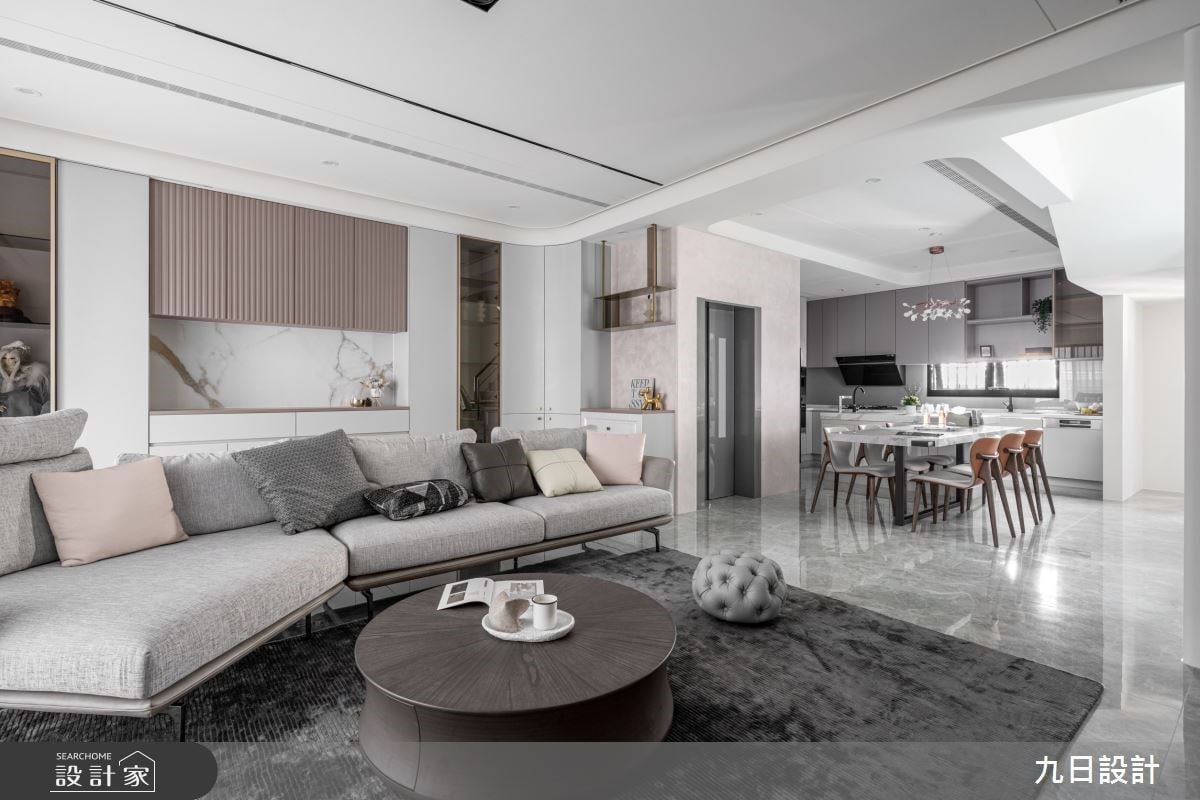 帶著全家搬進美劇場景！用溫柔玫瑰粉光圈，為百坪透天創造現代輕奢感