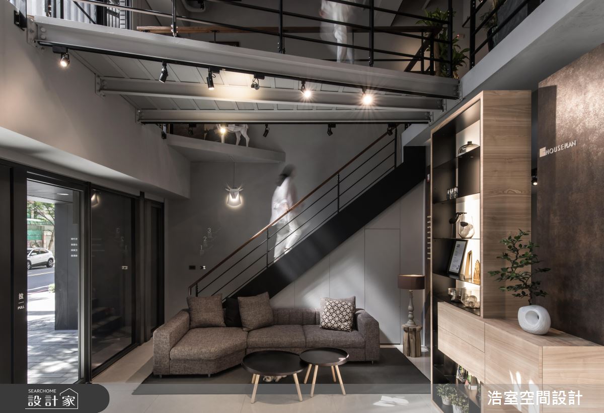 設計師的工業風辦公室！光影恣意流轉的溫暖灰階