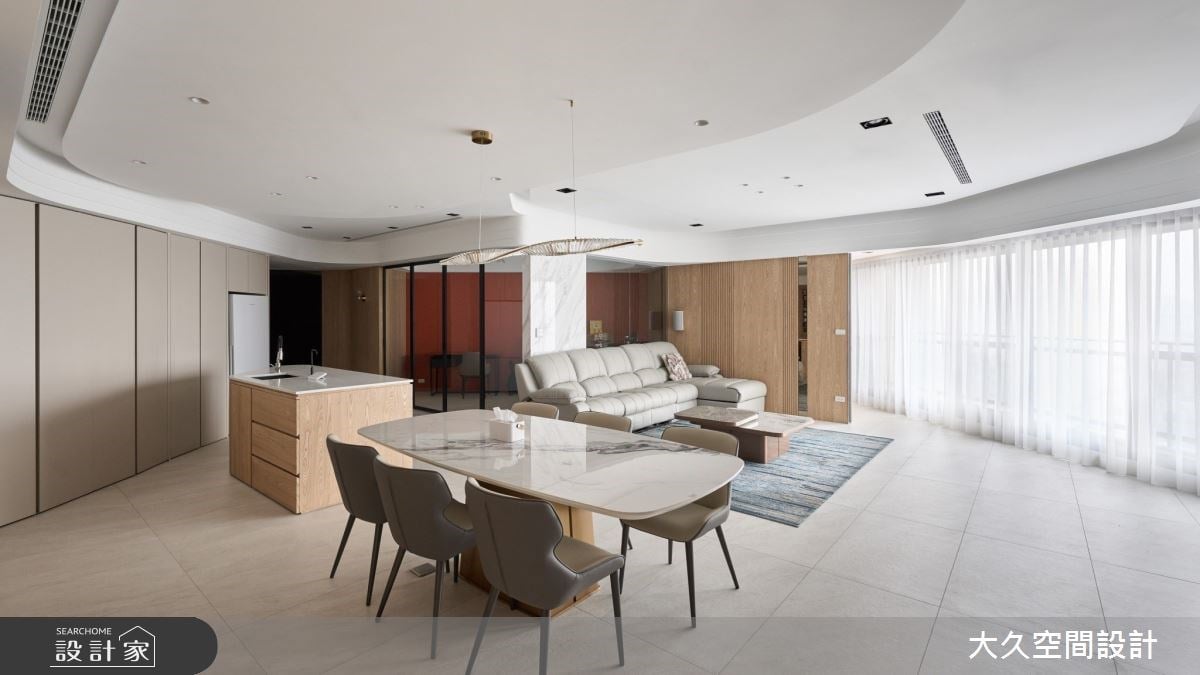 45度斜角設計為豪宅開創明亮又大器的生活場域！雙開折門隱藏展示收納，...