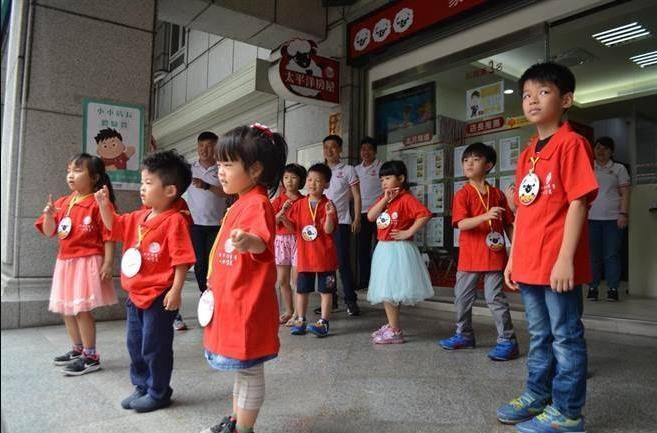 安新建經帶領房仲小小仲介店長 街頭熱鬧開工