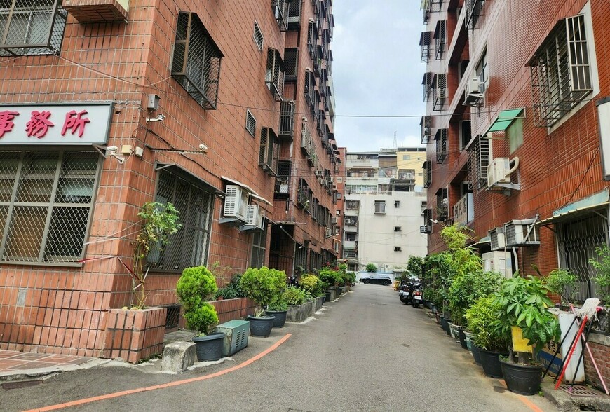 「高雄苓雅區40年老公寓一樓開價600萬，比五樓貴200萬合理嗎？」