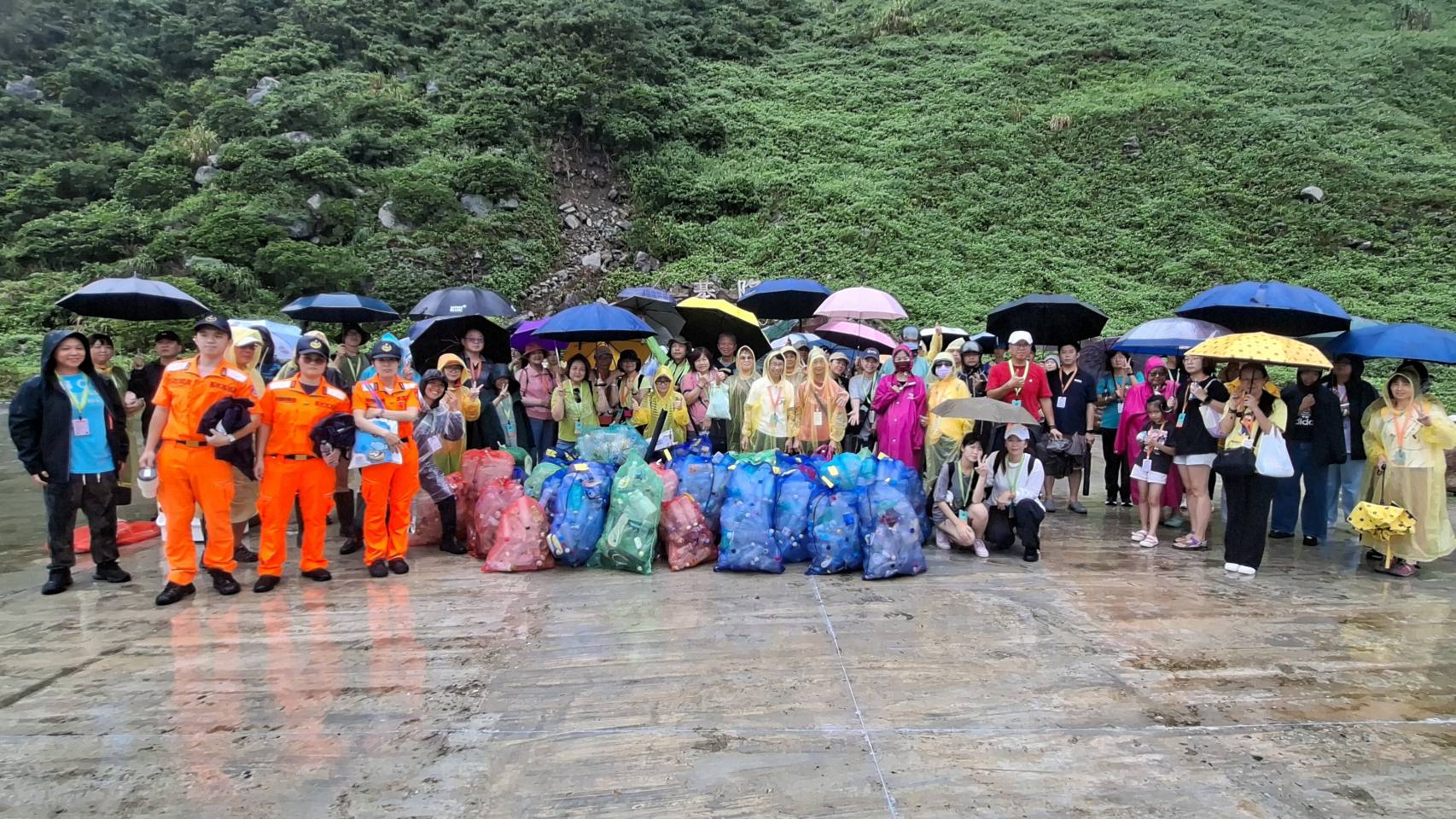 海好友你淨灘趣登基隆嶼 近百人清出近400公斤塑料垃圾善盡ESG責任