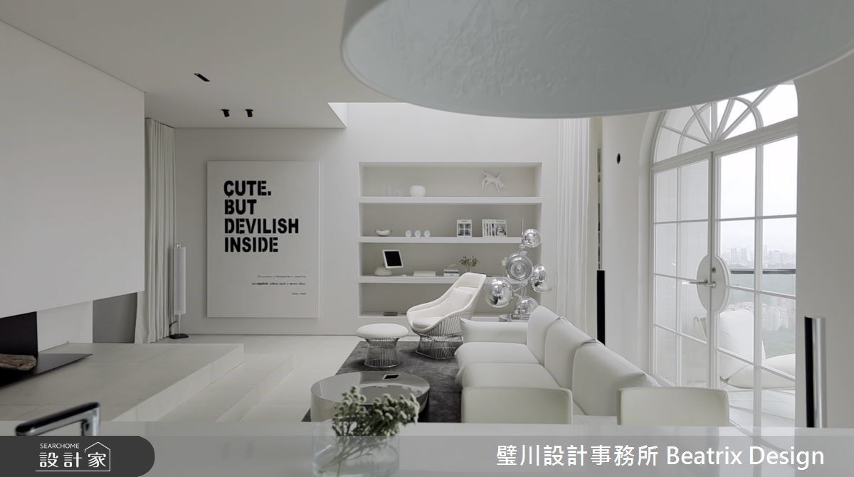 設計師自宅開箱！用白色續寫「回家」的儀式感，讓天井的光與幾何韻律翻...