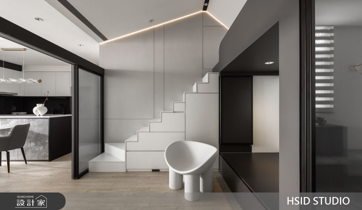 現代簡約風的23坪老屋，利用樓高創造臥榻、儲藏室、客房提升使用坪效！