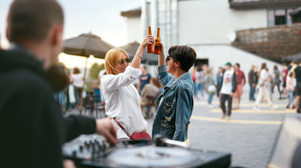 英國蘇活區新法案,禁止人們站著飲酒