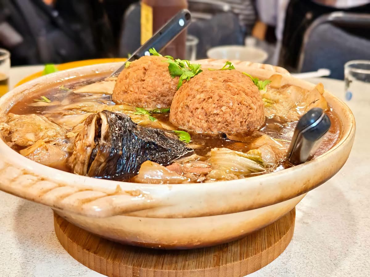 台北砂鍋魚頭推薦！美味小館飄香30多年　超大鰱魚頭配拳頭獅子頭成招牌