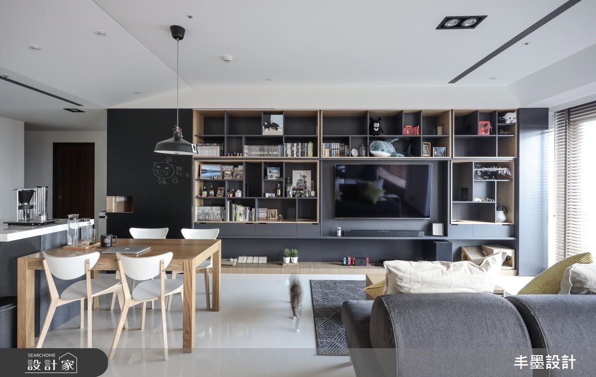 客廳電視牆設計藏玄機！系統板與鐵件打造貓咪隧道，這個家讓你我都自在穿梭