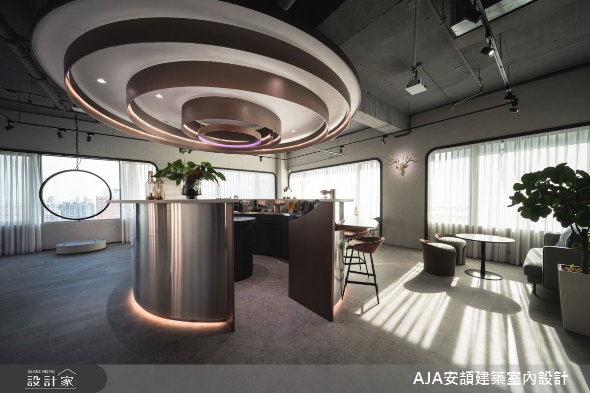 打卡吧！高空景觀咖啡實驗室 Mix 藝廊設計！渦流造型天花模擬手沖意象，...