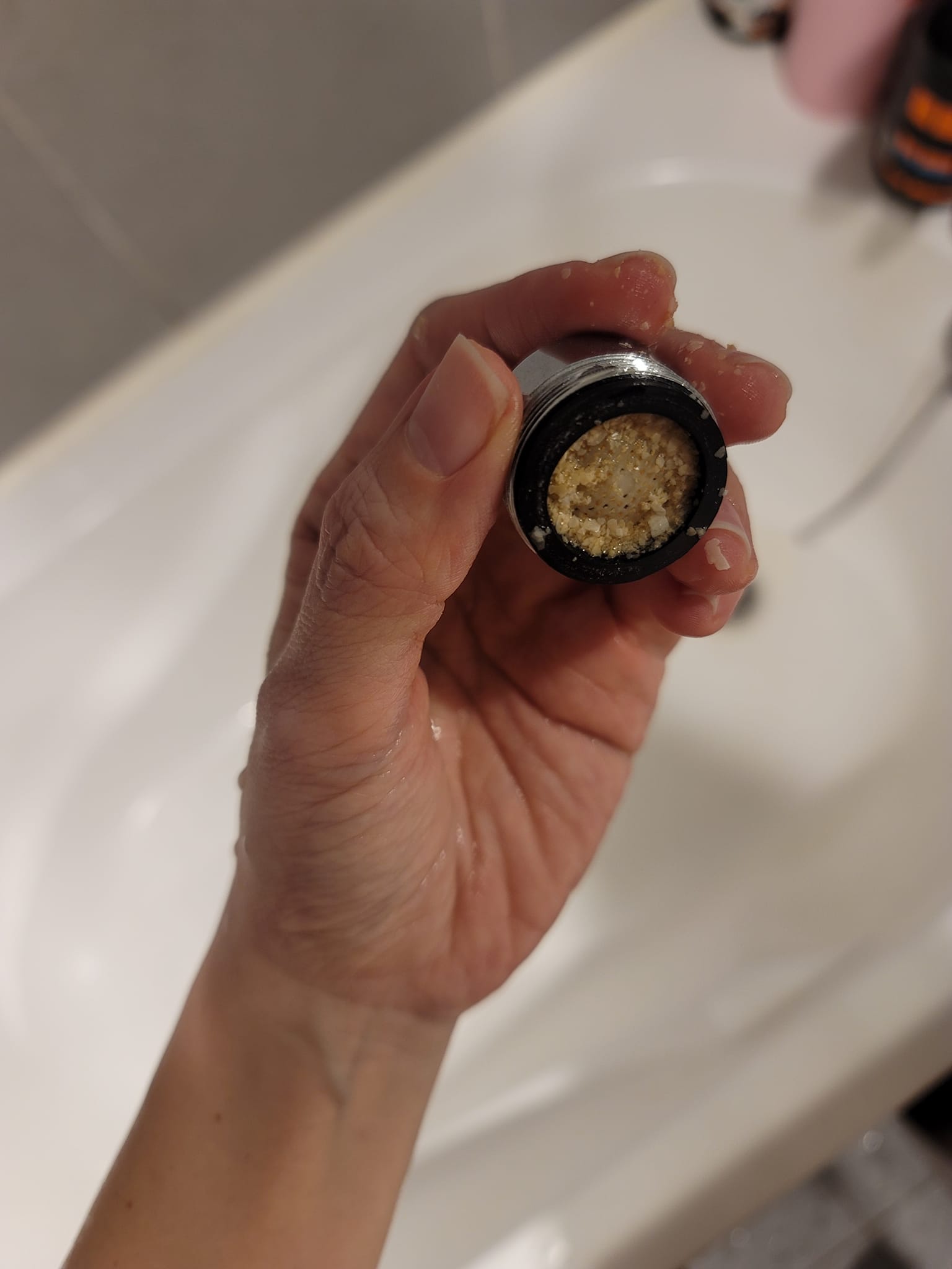 高雄水太硬？蓮蓬頭卡滿「黃色結晶體」 一周清一次他崩潰