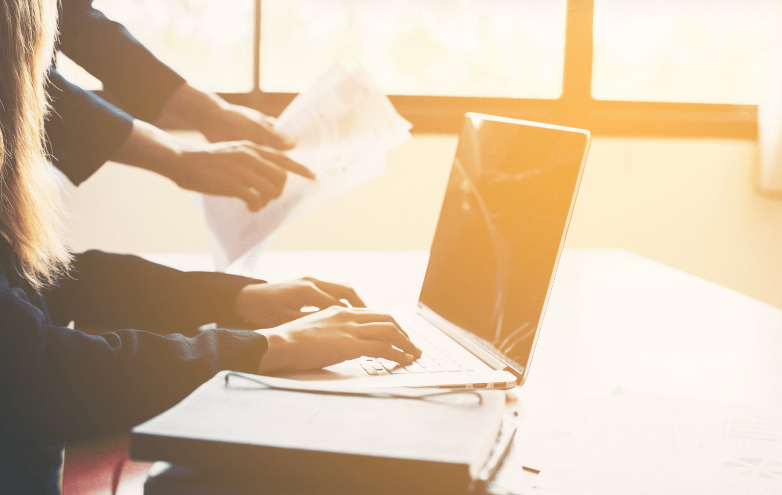 信託就是透過法律合約，將財產權移轉給受託人