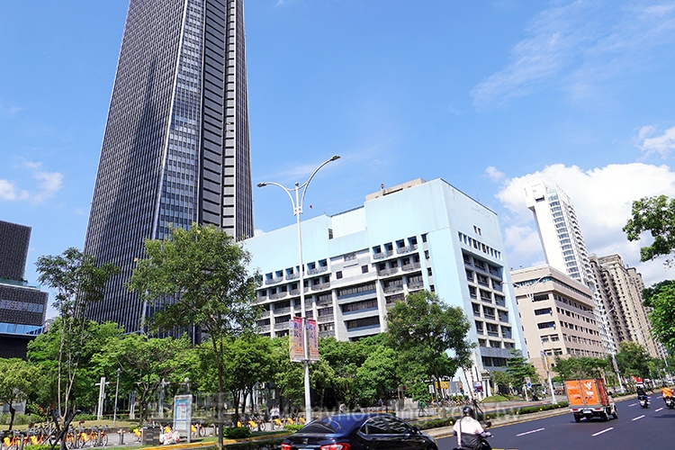 信義行政中心地上權 南山人壽天價得標