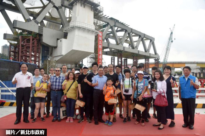 安坑輕軌安心橋上梁 目標2021年底完工