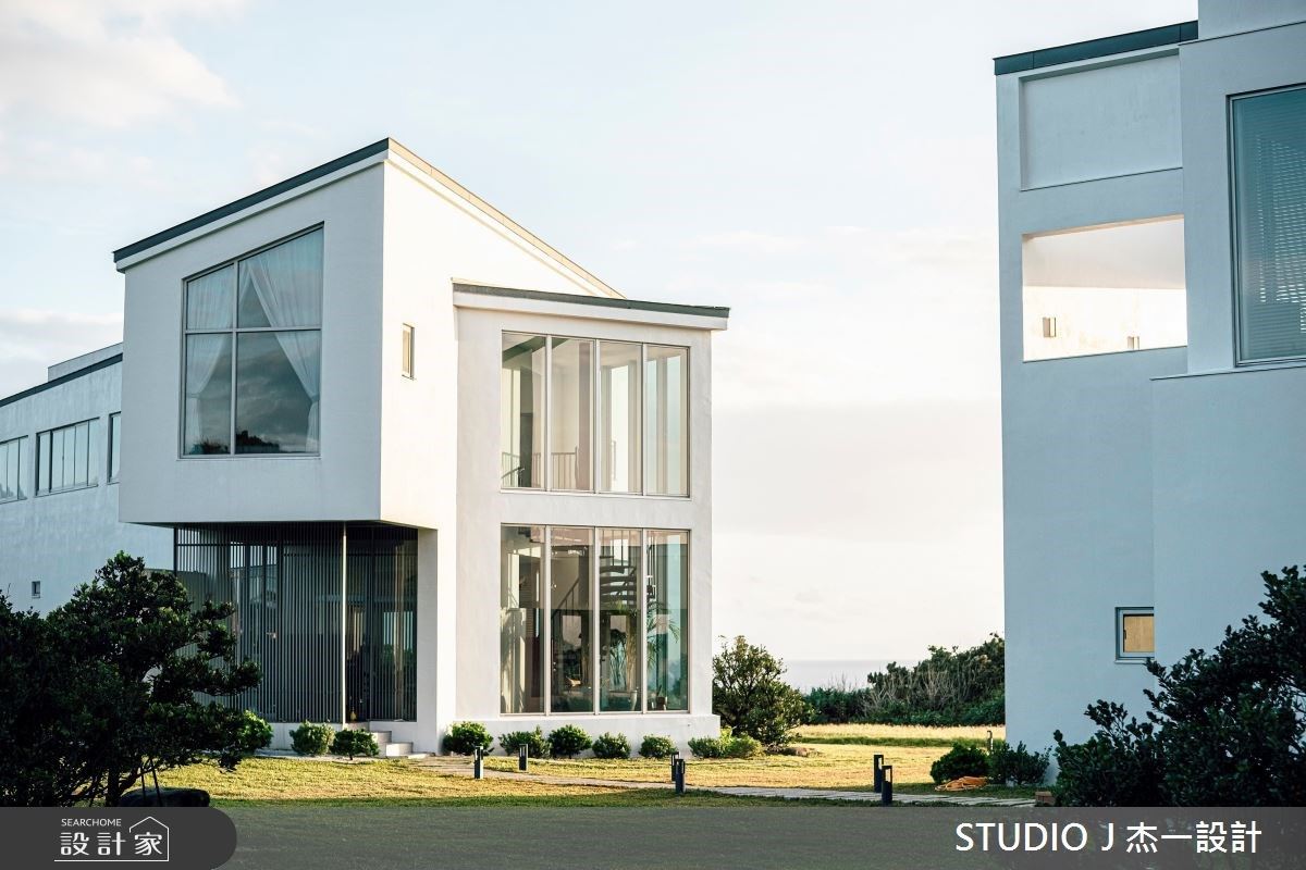 擁抱國境之南療癒時刻！純白方盒堆疊趣味建築，眺望草原海洋的度假生活