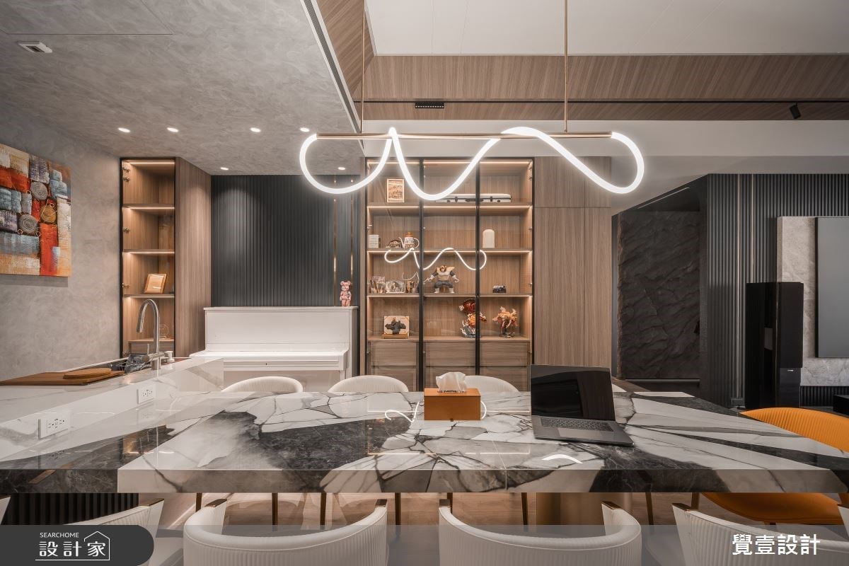 與光影共舞的 120 坪透天別墅！實木與奢華建材交織，細膩敘寫一家六口生...