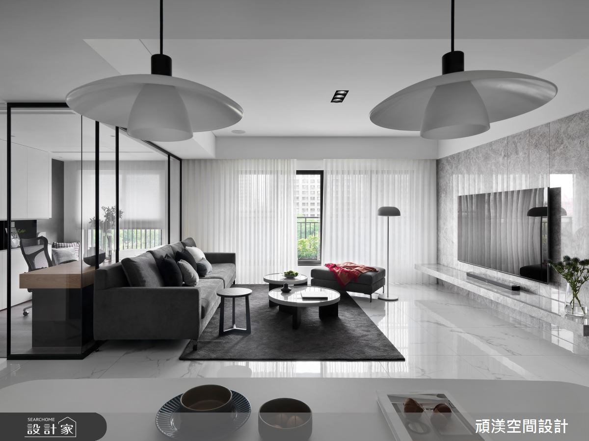 黑白灰色調的時尚現代宅！大片玻璃帷幕與彈性隔間，凝聚三代同堂的親暱情感