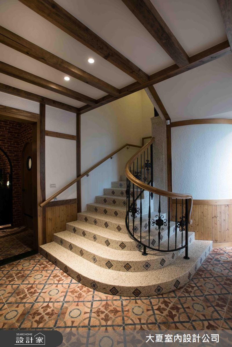 別止步於花磚廚房！觀察鄉村風樓梯間的溫暖表情