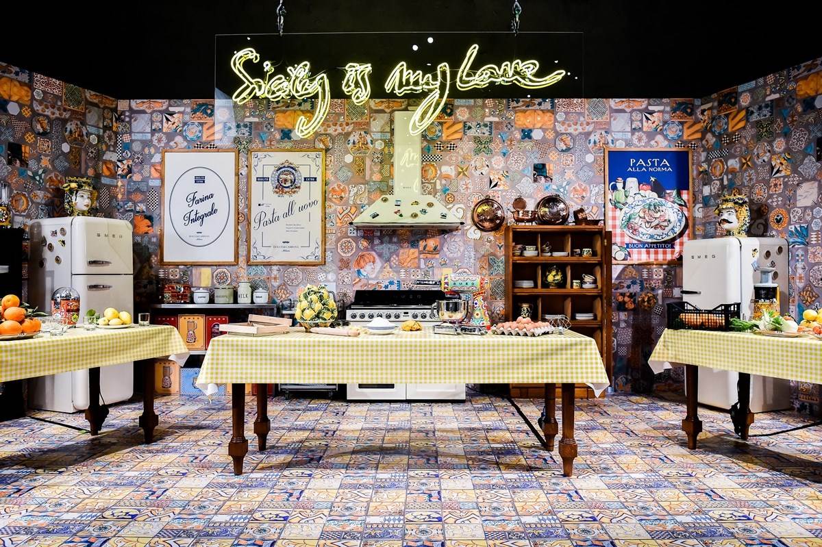 SMEG 復古攪拌機上桌，把廚房搬到西西里島！