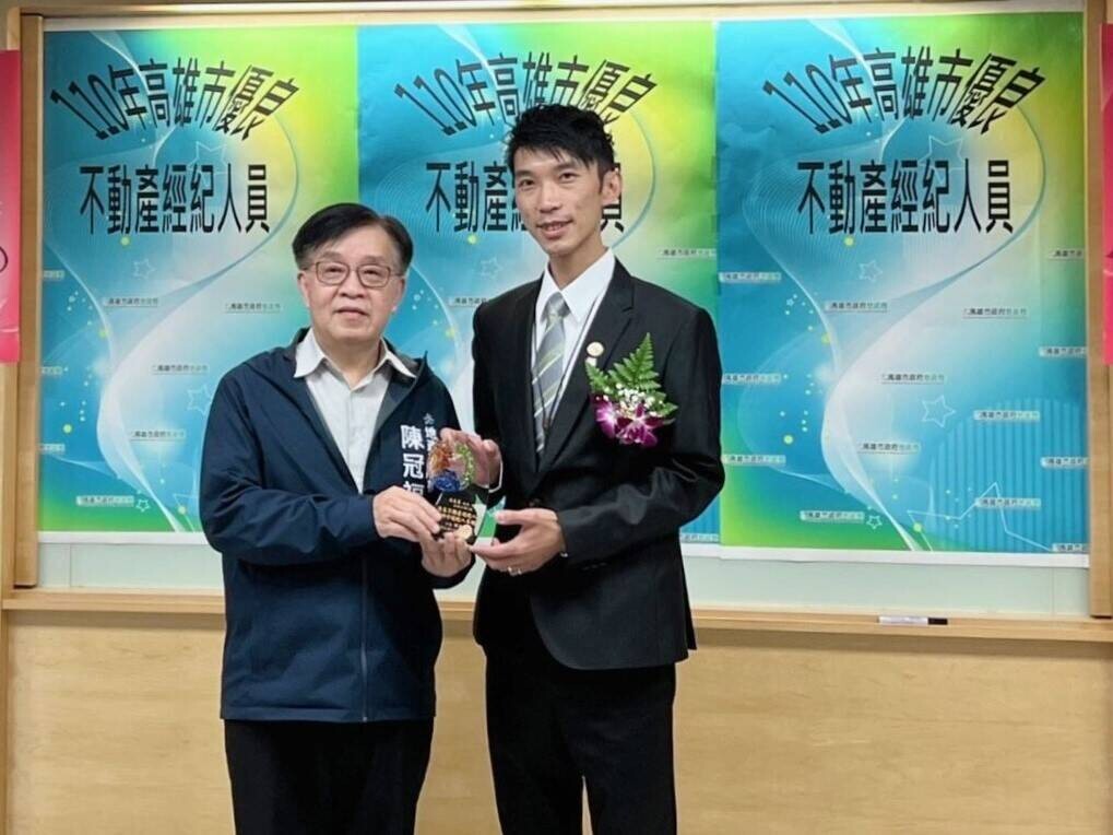 信義房屋後驛店專案經理段展綦（右）去年獲得高雄市優良不動產經紀人員表揚。