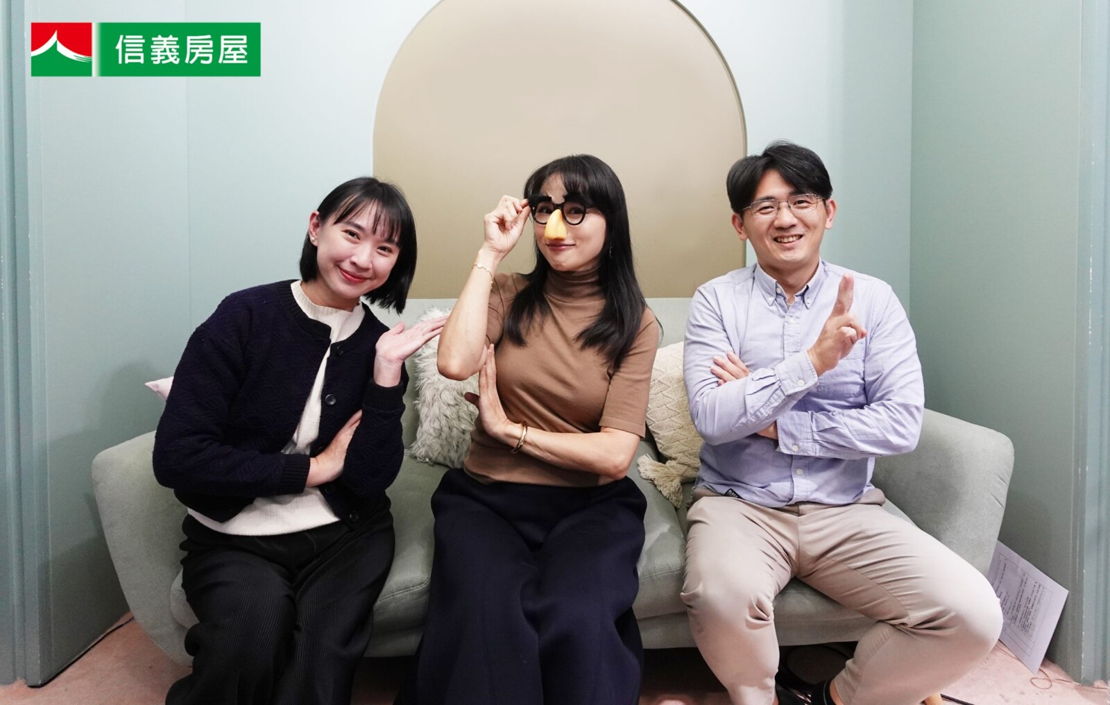 知名內容創作者「宅女小紅」分享十多年前以395萬元購入內湖小套房的經驗，對比當前市況，凸顯年輕人買房困境日益嚴峻。（左起：買房聽信義節目主持人信義房屋業務企劃部洪子琪、宅女小紅、信義房屋不動產企研室專案經理曾敬德）