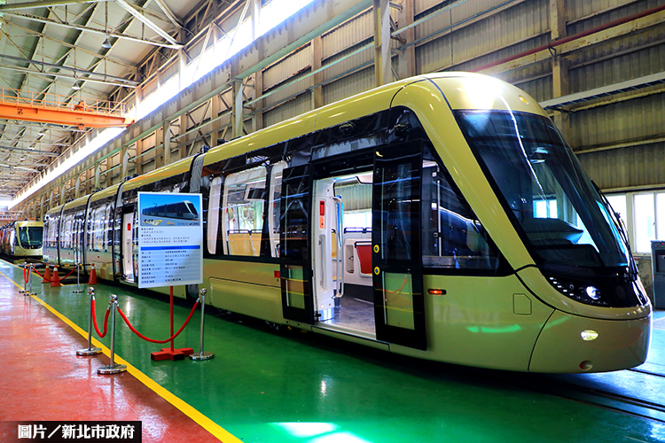國車國造 安坑輕軌首列車光耀亮相