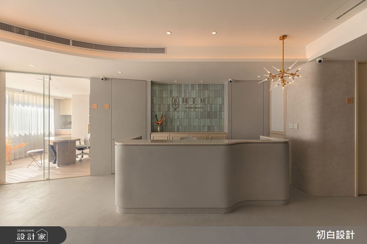 以輕柔的懷抱擁抱溫柔的你！45坪大齡老屋化身療癒系醫美診所