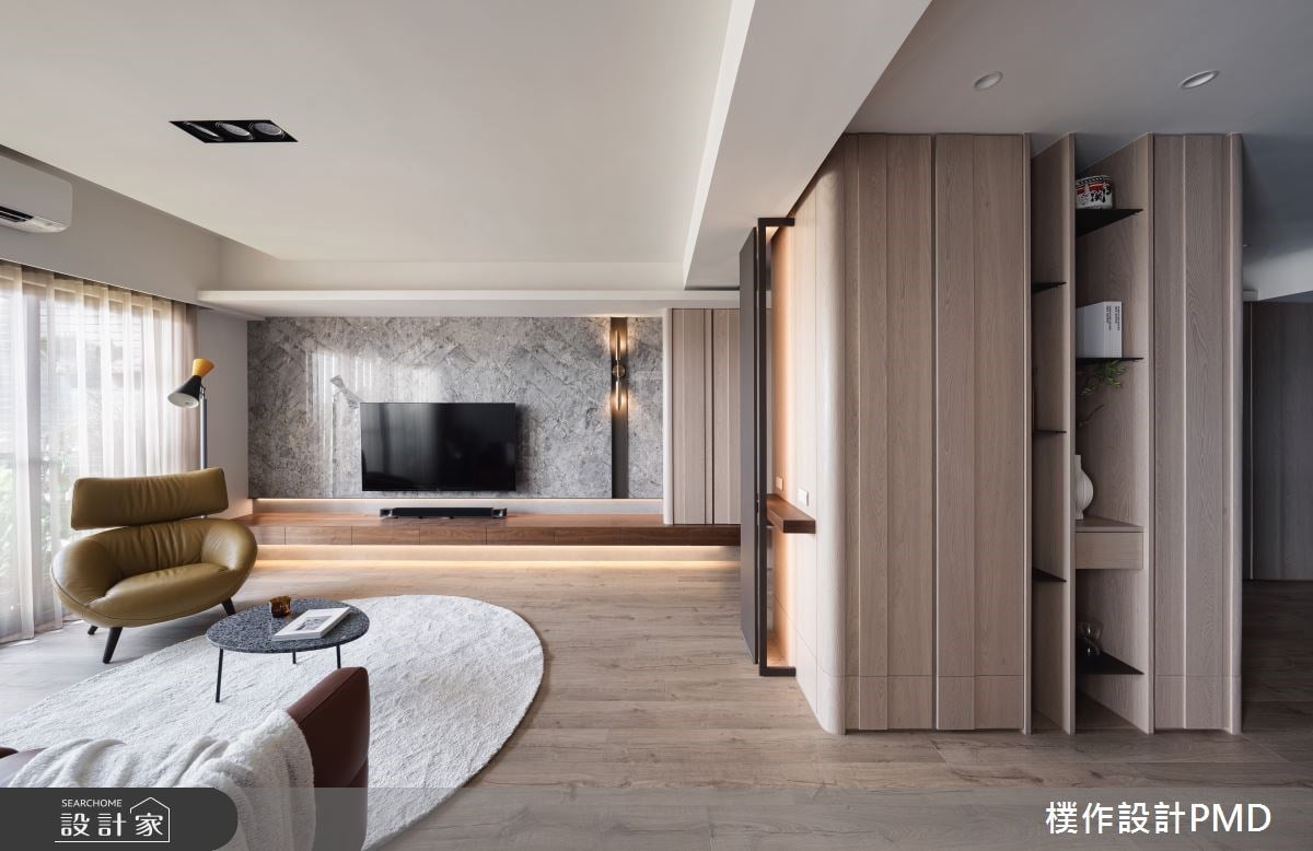 現代簡約風客廳vs.新古典主臥！望著綠意陽台，享受小酌片刻的質感人生