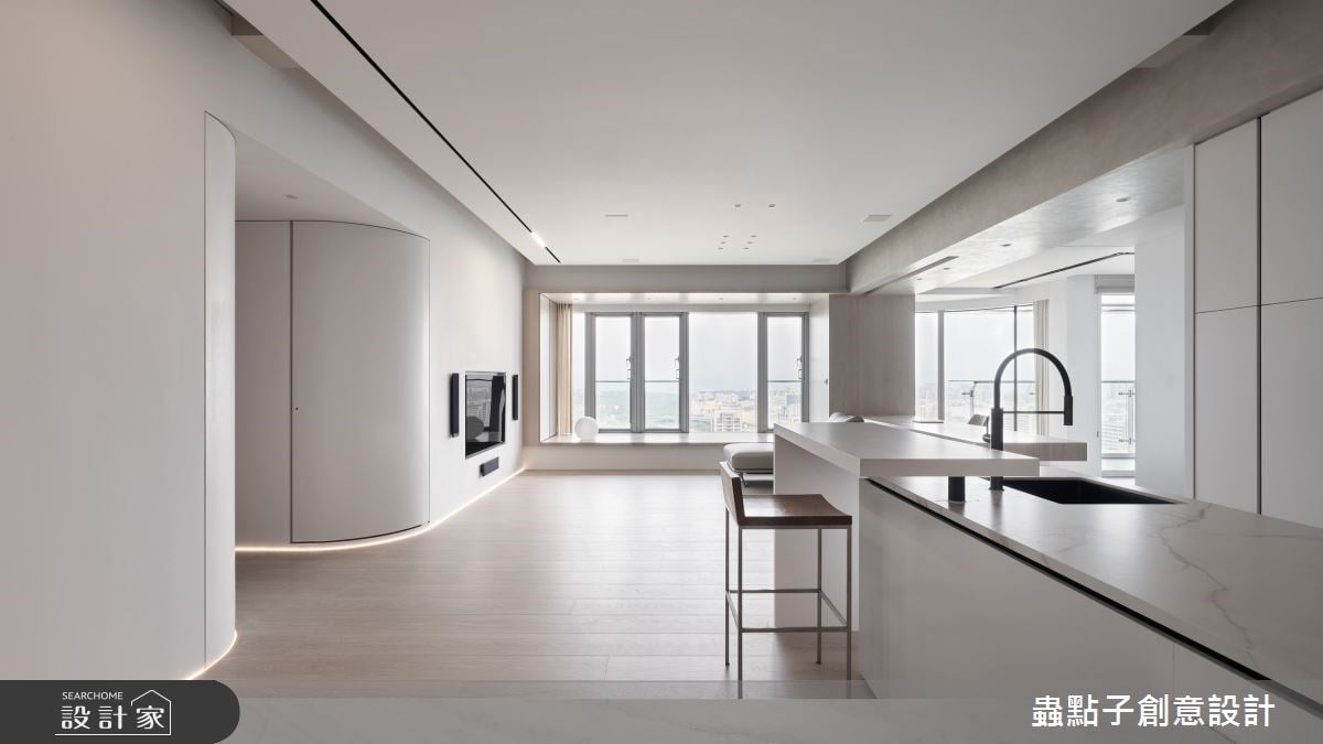 獨家設計「轉了角度的盒子」，讓日光漫入走道，在客廳臥榻、開放中島、...