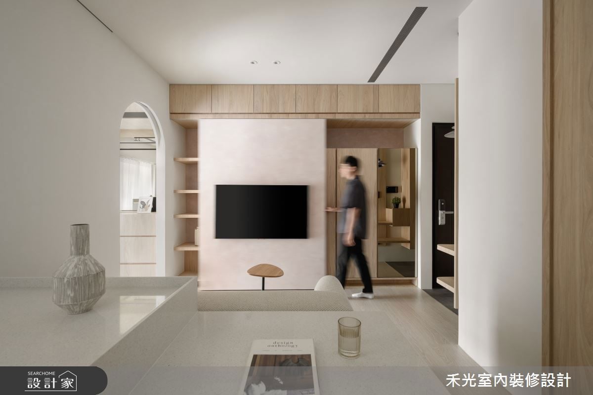 微型退休宅的舒適提案：12 坪預售屋預先客變，活動電視牆打造適量收納，...