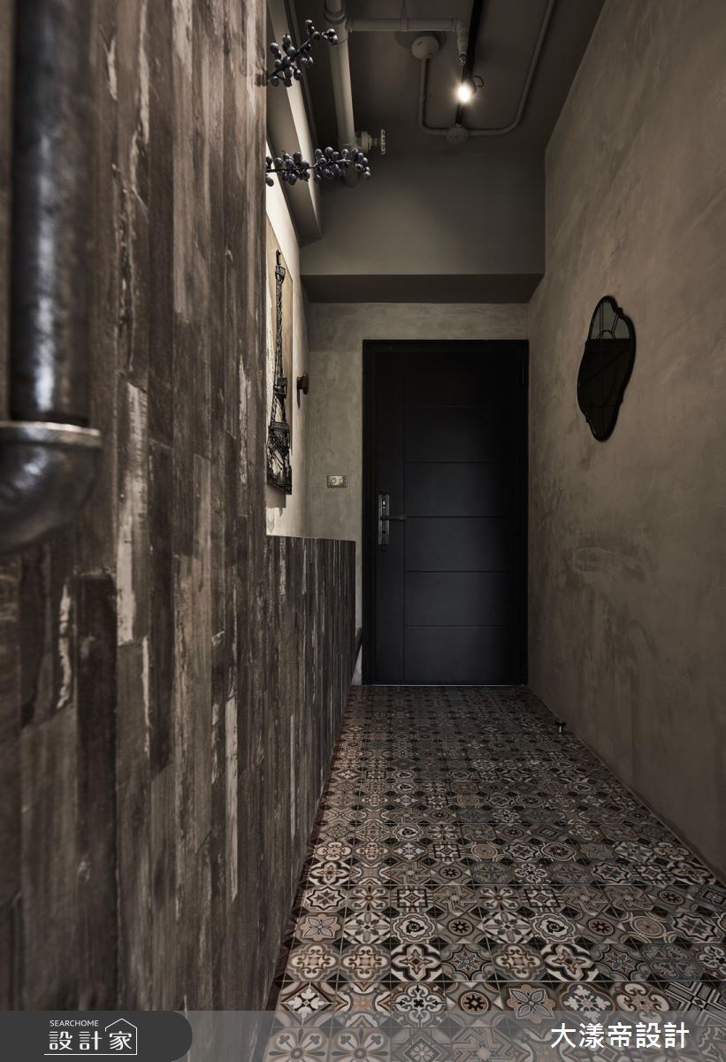 花藝與鐵件交織工業風情！搬進塞納河畔的人文咖啡館