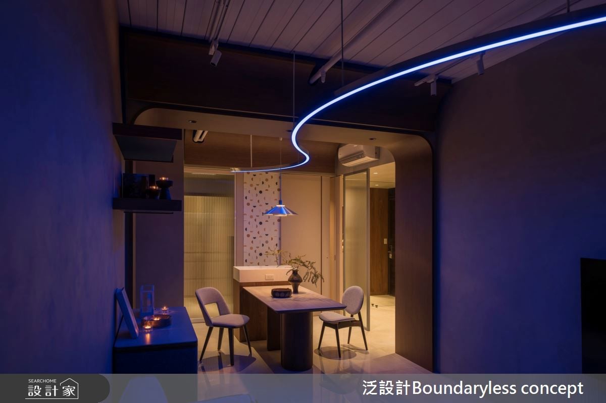 告別制式格局！30 坪挑高工業風格宅，玄關弧形屏風打破框架建構專屬生活...