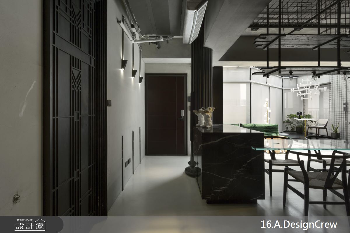 坐在工業風客廳裡，就能用 25 坪換得陽光與天空！