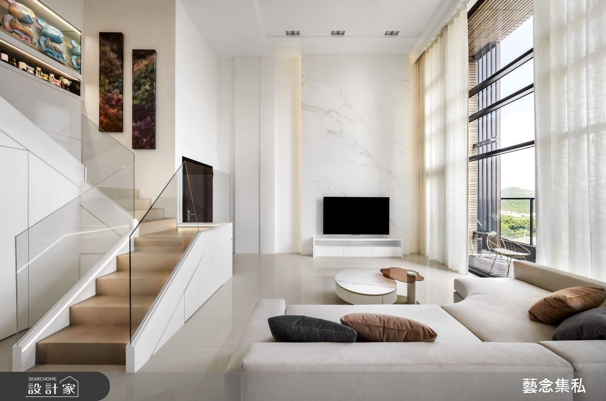 乘著市景的樓中樓！純白空間映照窗景，燈帶裝飾讓挑高精品宅成為浪漫約...