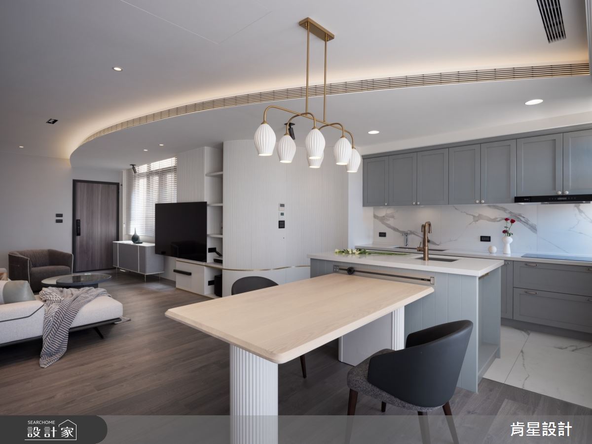 老屋在圓弧串聯的客廳及中島廚房還原美式風格，享受高級臥房、浴室的渡...