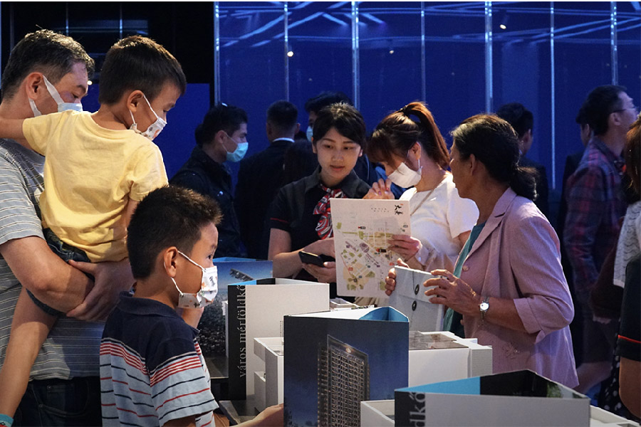 中秋排隊搶買蛋黃酥  台中人排隊搶買房