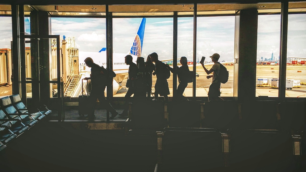 想存錢買房！家人逼他付「全家出國旅費」：有在賺就要花