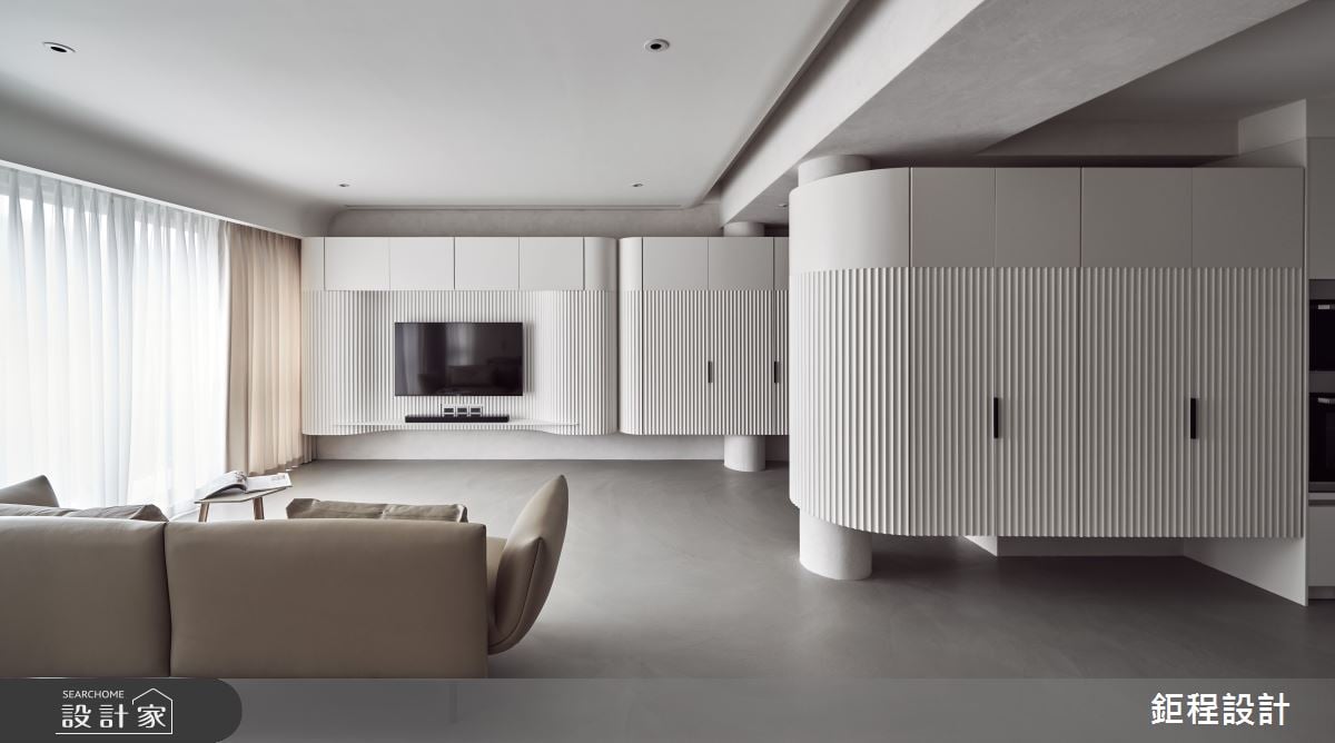 光影灑落幾何線條的白色居家，堆疊層次變化的多元樣貌，勇奪2023德國 IF...