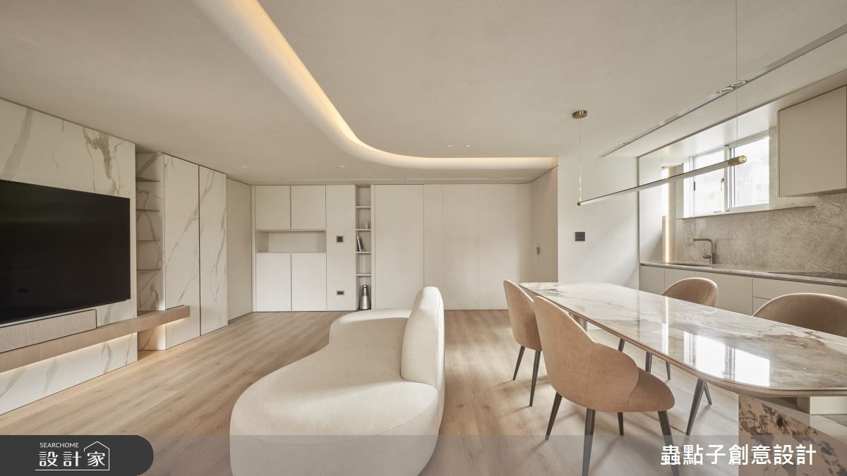 替 22 坪老屋鑿出光的弧度！格局大改造擁抱 2+1 房與獨立更衣間，奶油色...
