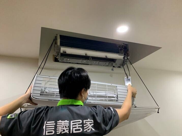 信義居家的專業冷氣清潔廠商在執行清潔步驟時都會細心與消費者溝通。圖信義居家提供